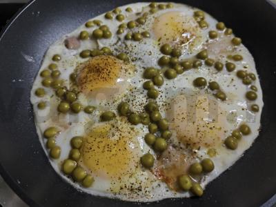 Kiaušinienė su šonine ir žirneliais Žingsnis 5