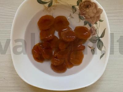 Džiovintų abrikosų ir šviežių obuolių kompotas Žingsnis 1