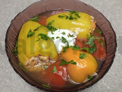 Paprikos su vištienos faršu, bulguru ir ryžiais pagrindine nuotrauka