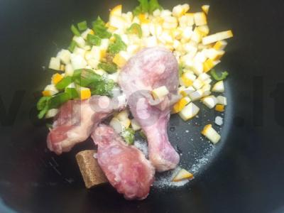 Vištienos sriuba su cukinija ir kiaušinių makaronais Žingsnis 3