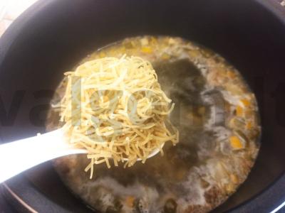 Vištienos sriuba su cukinija ir kiaušinių makaronais Žingsnis 5