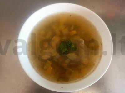 Vištienos sriuba su cukinija ir kiaušinių makaronais pagrindine nuotrauka