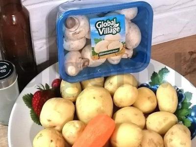 Orkaitėje kepti pievagrybiai su bulvėmis Žingsnis 1