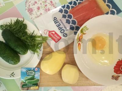 Užkandis iš upėtakio ir agurkų ant bulvinių blynelių Žingsnis 1