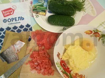 Užkandis iš upėtakio ir agurkų ant bulvinių blynelių Žingsnis 2