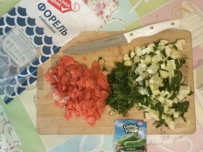 Užkandis iš upėtakio ir agurkų ant bulvinių blynelių Žingsnis 4