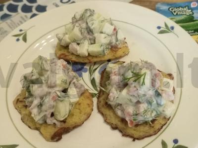 Užkandis iš upėtakio ir agurkų ant bulvinių blynelių pagrindine nuotrauka