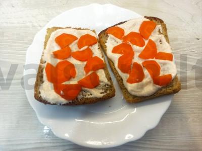 Tostai su grietinės ir ikrų padažu bei virtomis morkomis pagrindine nuotrauka