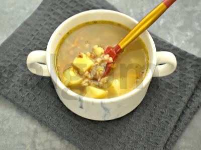 Grikių sriuba su vištiena pietums pagrindine nuotrauka