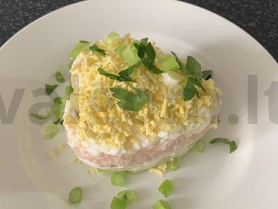 Salotos su tunu, kiaušiniais ir varškės sūriu pagrindine nuotrauka