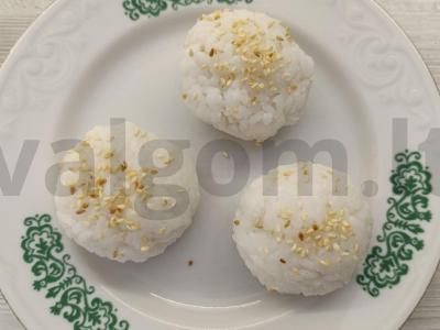 Ryžių rutuliukai su varškės sūriu ir šviežiu agurku pagrindine nuotrauka