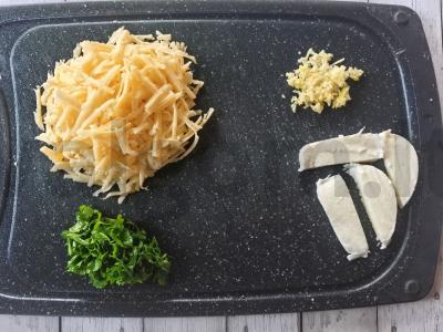 Sluoksniuoti pyragėliai su dviem sūrio rūšimis Žingsnis 1