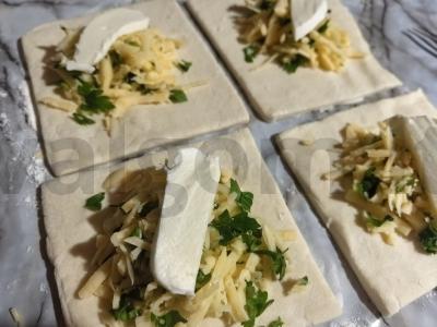 Sluoksniuoti pyragėliai su dviem sūrio rūšimis Žingsnis 4