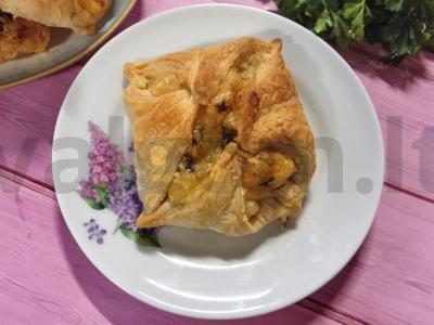 Sluoksniuoti pyragėliai su dviem sūrio rūšimis pagrindine nuotrauka