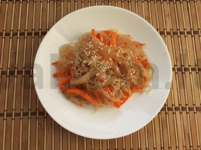 Funchosa su daržovėmis ir terijaki padažu pagrindine nuotrauka