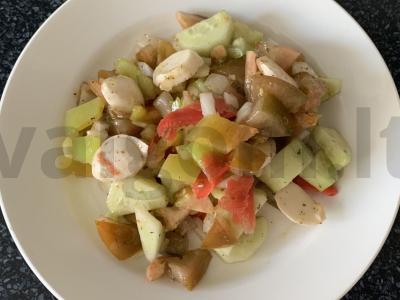 Salotos su pomidorais, mocarela ir imbieru pagrindine nuotrauka