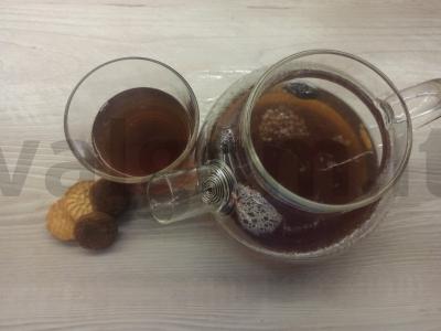 Cikorijos gėrimas su avietėmis ir erškėtrožėmis pagrindine nuotrauka