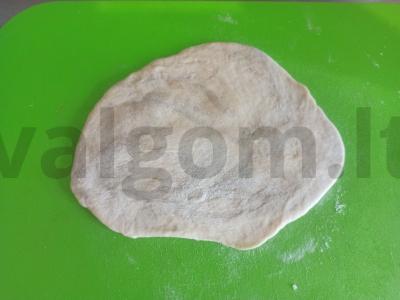 Kvietinė plokštainis su žolelėmis, sūriu ir sėklomis Žingsnis 3