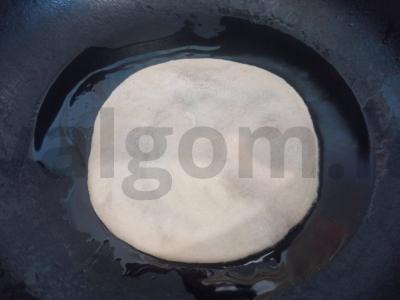 Kvietinė plokštainis su žolelėmis, sūriu ir sėklomis Žingsnis 4