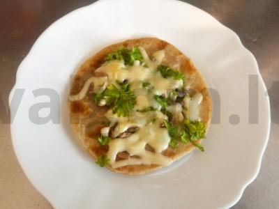 Kvietinė plokštainis su žolelėmis, sūriu ir sėklomis pagrindine nuotrauka