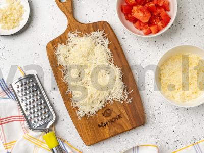 Pomidorų avižinė košė su prieskoniais ir sūriu Žingsnis 1