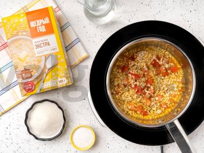 Pomidorų avižinė košė su prieskoniais ir sūriu Žingsnis 4