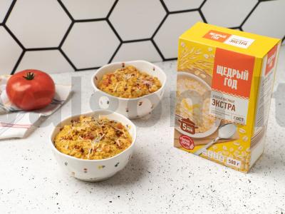 Pomidorų avižinė košė su prieskoniais ir sūriu pagrindine nuotrauka