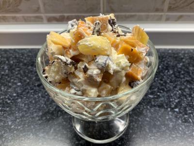 Vaisių salotos su varškės kremu ir sūreliu pagrindine nuotrauka