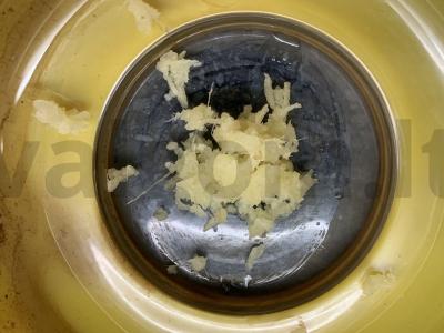 Juodasis arbata su spanguolėmis, medumi ir imbieru Žingsnis 1