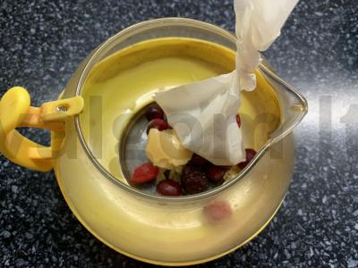 Juodasis arbata su spanguolėmis, medumi ir imbieru Žingsnis 3