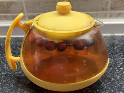 Juodasis arbata su spanguolėmis, medumi ir imbieru pagrindine nuotrauka