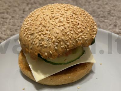 Namų burgeriai su sultingomis kotletomis pagrindine nuotrauka