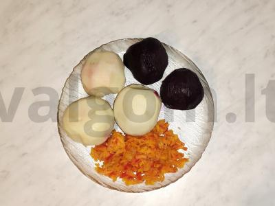 Sluoksniuotas salotas su karštai rūkyta skumbre Žingsnis 1