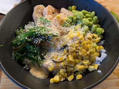 Poke su krevetėmis ir edamame pagrindine nuotrauka