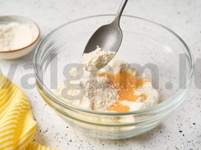 Sūrio blynai su grietinės padažu Žingsnis 1