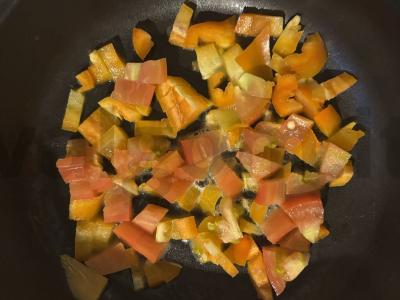 Kiaušinienė su daržovėmis ir dešrele pusryčiams Žingsnis 3