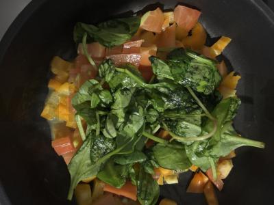 Kiaušinienė su daržovėmis ir dešrele pusryčiams Žingsnis 5