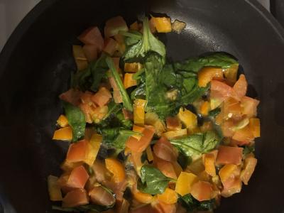 Kiaušinienė su daržovėmis ir dešrele pusryčiams Žingsnis 6