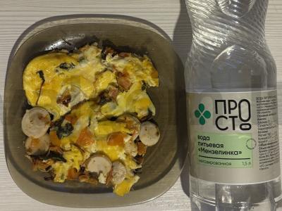 Kiaušinienė su daržovėmis ir dešrele pusryčiams pagrindine nuotrauka