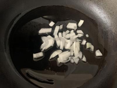 Ryžiai su dešrelėmis ir daržovėmis keptuvėje Žingsnis 1