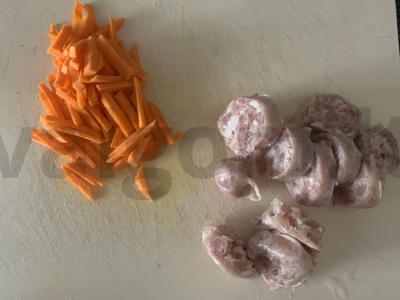 Ryžiai su dešrelėmis ir daržovėmis keptuvėje Žingsnis 2