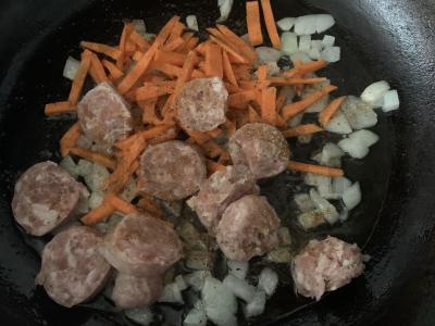 Ryžiai su dešrelėmis ir daržovėmis keptuvėje Žingsnis 3