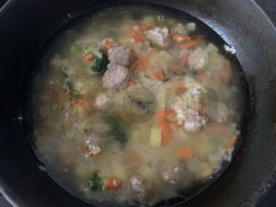 Ryžiai su dešrelėmis ir daržovėmis keptuvėje Žingsnis 6