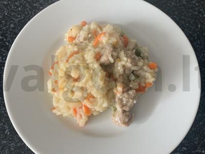 Ryžiai su dešrelėmis ir daržovėmis keptuvėje pagrindine nuotrauka