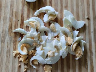 Salotas su kiaušiniu, agurku, špinatais, baziliku ir avokadu Žingsnis 2