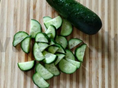 Salotas su kiaušiniu, agurku, špinatais, baziliku ir avokadu Žingsnis 3