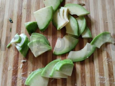 Salotas su kiaušiniu, agurku, špinatais, baziliku ir avokadu Žingsnis 4