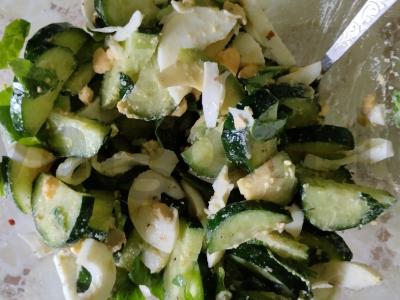 Salotas su kiaušiniu, agurku, špinatais, baziliku ir avokadu Žingsnis 6