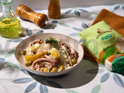 Salotas su ryžiais, alyvuogėmis ir jūros kokteiliu pagrindine nuotrauka