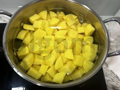 Keptuvė su kiauliena ir bulvėmis Žingsnis 1